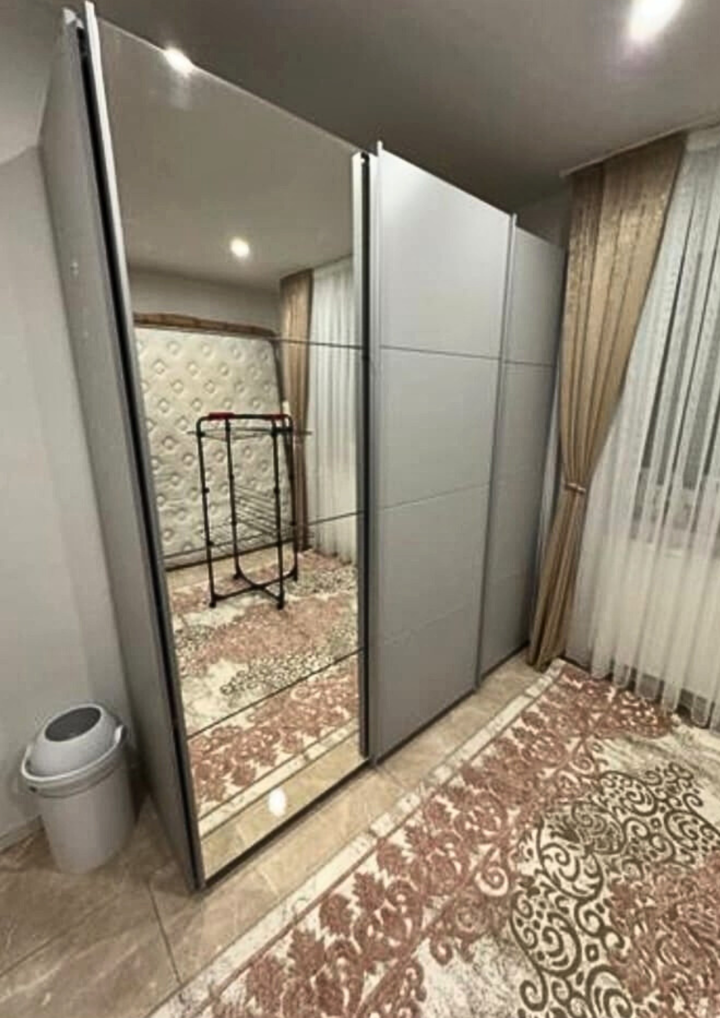 001 Ormar s ogledalom